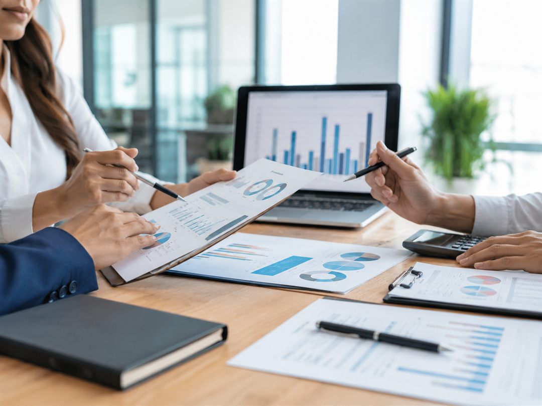 Contador para empresas en Torreón revisando reportes financieros